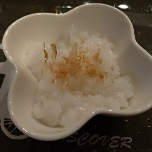 【離乳食後期】5倍粥の鰹節とすりごまのせ